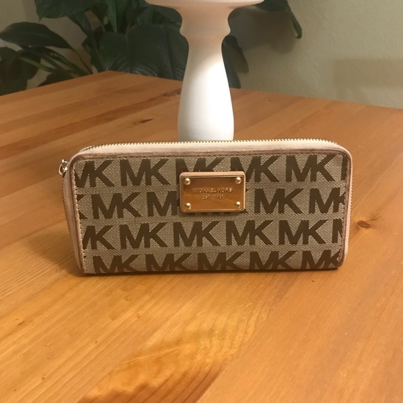 Michael Kors Handbags - ❗️Not For Sale❗️Authentic Michael Kors Wallet